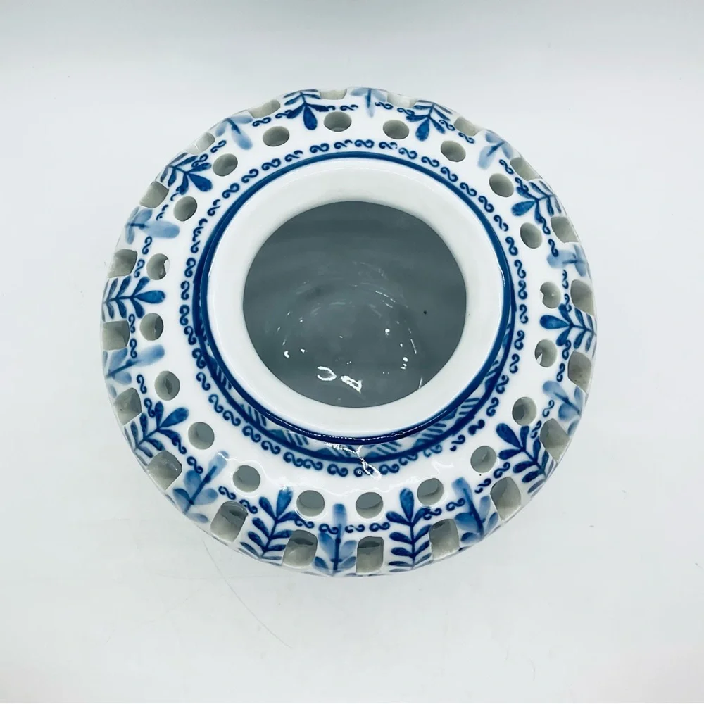 VTG Display Jar Blue&White Cut Out&Floral Leaf Design Ceramic 7” Tall China